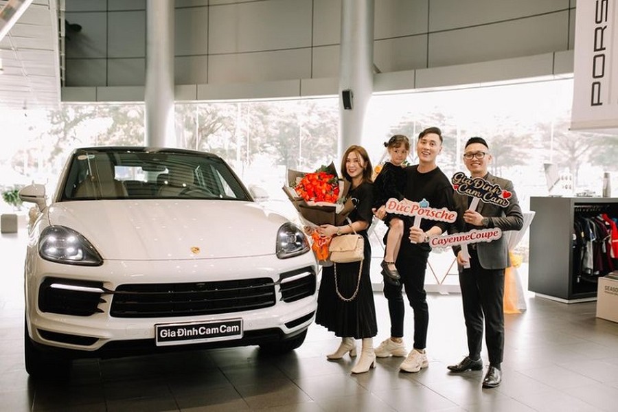 Vợ chồng gia đình Cam Cam đã nhận bàn giao xe tại đại lý chính hãng Porsche Việt Nam, TP. Hồ Chí Minh vào ngày 20/1/2020. Chiếc  Porsche Cayenne Coupe mới của vlogger Hoàng Tuấn Kiên (Kiên Hoàng) và vợ Hoàng Thanh Loan (Heo Mi Nhon) có màu trắng muốt toát lên vẻ tinh tế, cao cấp.