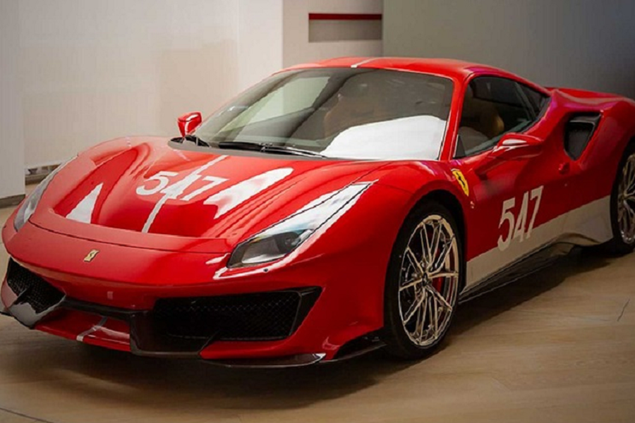 Lớp sơn ngoại thất màu đỏ vốn là cách phối màu đặc trưng của Ferrari, và chiếc  Ferrari 488 Pista của Tailor Made sở hữu dàn áo đỏ thẫm bao phủ lấy toàn bộ thân xe. Ở phía trước, một sọc trắng chạy dọc từ trung tâm mui xe kéo dài tới nóc xe. Con số 547 màu trắng cũng xuất hiện ở chính giữa mui xe.