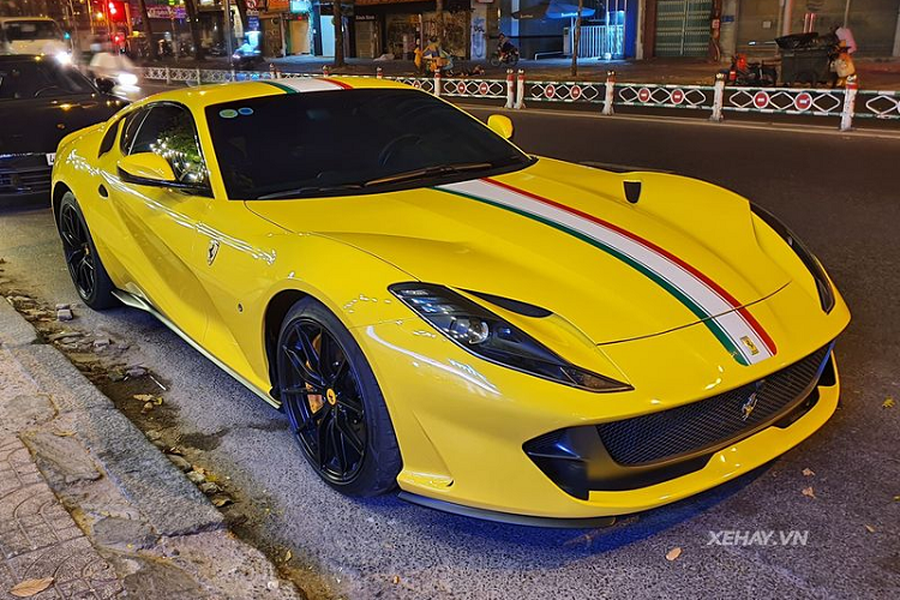 Về nước từ cuối tháng 11/2019  giá xe Ferrari 812 SuperFast có mức tính phí trước bạ tại Việt Nam là 27 tỷ đồng, đây chính là lần đổi màu đầu tiên của chiếc Ferrari 812 Superfast này. Tại Việt Nam, số lượng 812 Superfast không nhiều, chỉ khoảng 2-3 chiếc nên "nhất cử nhất động" của mỗi chiếc 812 Superfast đều được dân mê xe theo sát.