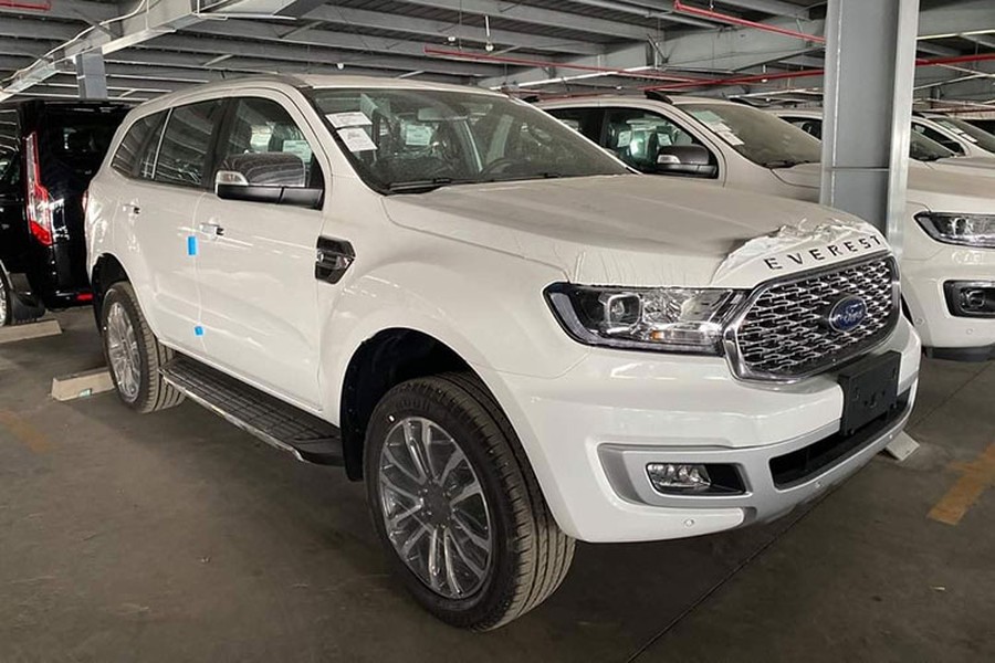 Sở hữu ngoại thất mang phong cách thể thao –  Ford Everest Sport 2021 mới là sản phẩm mới mở rộng cho dòng xe SUV 7 chỗ cỡ trung của hãng xe Mỹ. Giá xe Ford Everest Sport 2021 chính hãng tại thị trường Việt Nam có mức bán ra niêm yết 1,112 tỷ đồng, xe được nhập khẩu trực tiếp từ Thái Lan tương tự các phiên bản còn lại.