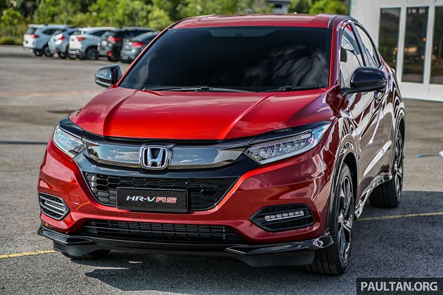  Honda HR-V 2021 mới đã chính thức bán ra tại Malaysiavà được nâng cấp khá nhiều về mặt thiết kế cùng các tiện ích hiện đại, còn hệ truyền động vẫn giữ nguyên như bản cũ. Xe được bán ra với 4 phiên bản bao gồm E, Hybrid i-DCD, V và RS.