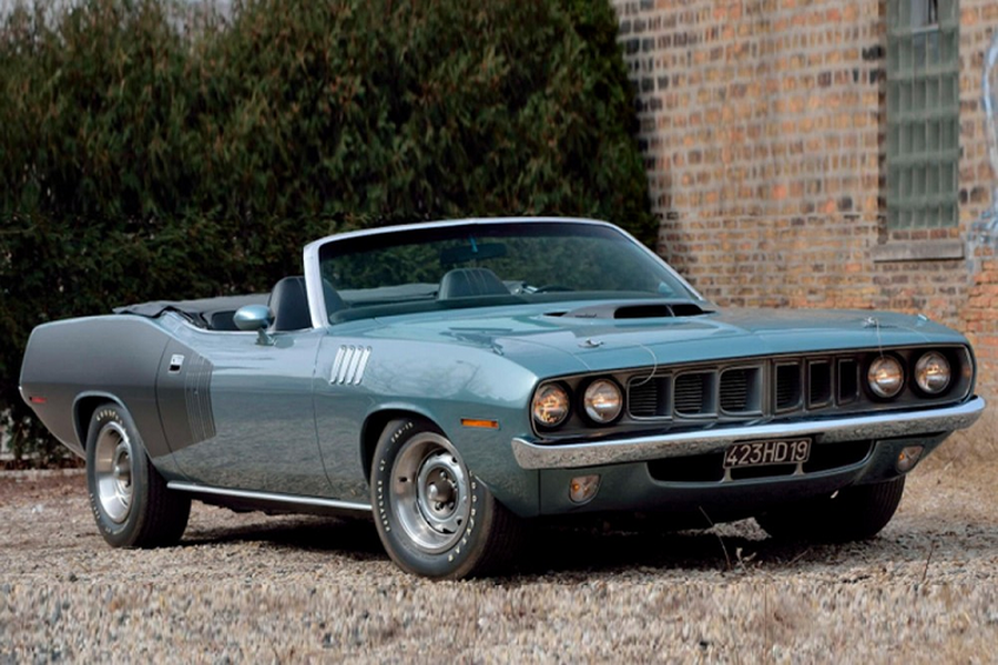 Plymouth Barracuda sẽ mãi mãi là một trong những mẫu xe cơ bắp được yêu mến nhất từ cuối những năm 1960 cho tới đầu 1970. Nhưng thế hệ thứ 3 của nó mới thực sự trở thành món hàng được săn lùng bởi những nhà sưu tập giàu có, sẵn sàng chi ra một khoản tiền lớn mà không đắn đo. Chiếc  Plymouth Hemi Cuda Convertible đời 1971 trong bài viết này là một trường hợp như vậy.