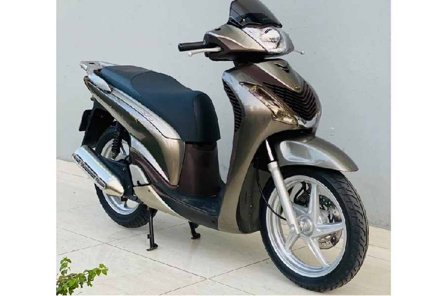 Điều đặc biệt là chiếc xe ga  Honda SH150i đời cũ này dù sản xuất năm 2011 nhưng chỉ mới đăng kí lần đầu vào tháng 12/2020. Sau khi qua tay một số chủ, tới thời điểm hiện tại thì chủ mới của chiếc xe là anh Hoàng Kiều Hưng (Cầu Giấy, Hà Nội).     