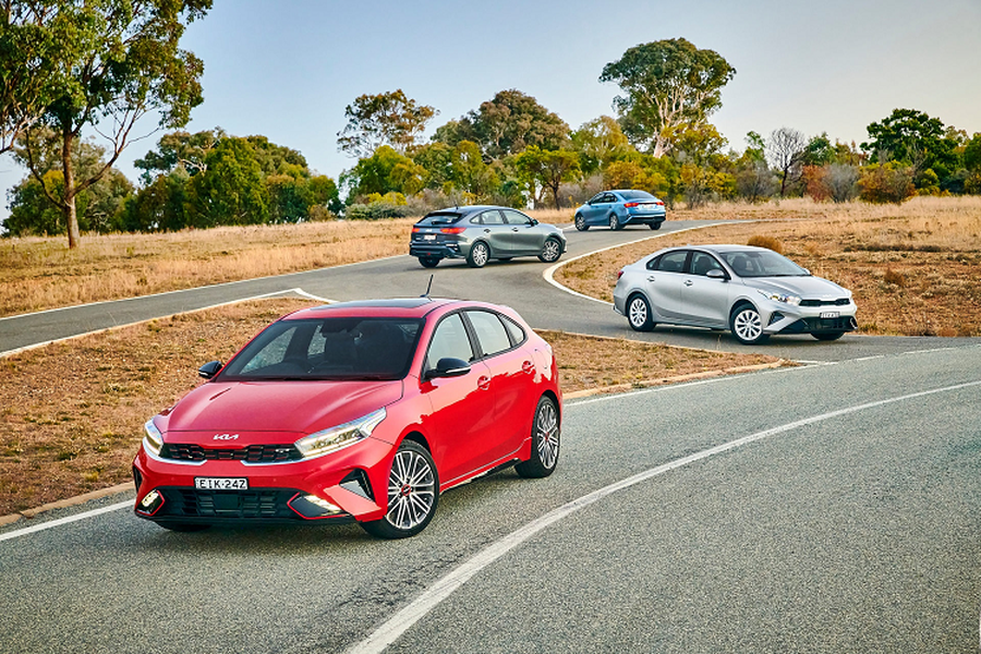  Kia Cerato 2022 mới vừa có mặt tại các đại lý ở Australia, sau gần một tháng ra mắt. Đặc biệt, đây cũng có thể là mẫu xe đầu tiên trong gia đình KIA được ứng dụng bộ logo nhận diện thương hiệu mới của hãng này. Điều này sẽ góp phần giúp Cerato trở nên nổi bật hơn so với trước.