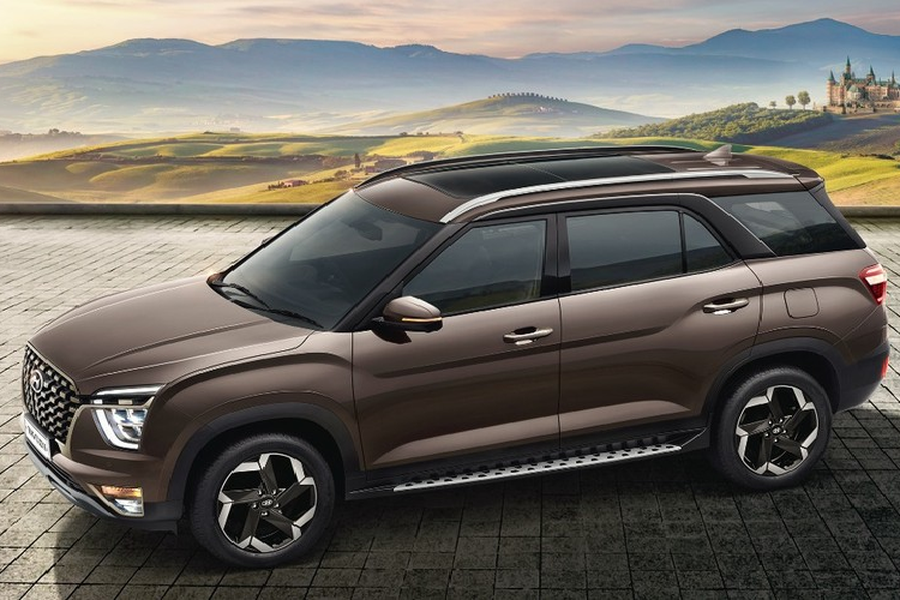  Hyundai Alcazar 2021 mới là mẫu SUV 7 chỗ đã lần đầu tiên trình làng tại thị trường Ấn Độ vào hồi tháng 4 năm nay. Sau 2 tháng, hãng Hyundai mới chính thức tung Alcazar ra thị trường Ấn Độ với 3 bản trang bị là Prestige, Platinum và Signature. Tại thị trường Ấn Độ, mẫu SUV 7 chỗ này có giá dao động từ 1.630.000 - 1.999.000 Rupee (khoảng 507 - 621 triệu đồng).