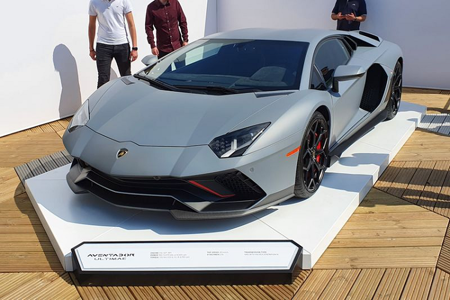 Sau một năm trì hoãn vì đại dịch Covid-19, sự kiện Goodwood Festival of Speed 2021 đang được diễn ra sôi nổi với sự góp mặt của nhiều cái tên danh giá, ví dụ như  Lamborghini Aventador Ultimae cuối cùng - chiếc Aventador truyền thống mạnh mẽ nhất của thương hiệu (không tính Sian vì phiên bản này dùng động cơ hybrid).