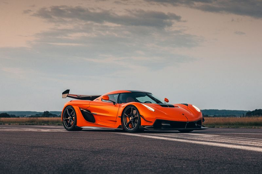  Koenigsegg Jesko hoàn toàn mới được ra mắt lần đầu tiên tại triển lãm Geneva Motor Show 2019 với sứ mệnh là "người kế nhiệm" của Agera. Jesko được sản xuất với số lượng cực giới hạn chỉ 125 chiếc trên toàn cầu, số lượng của bản Absolut sẽ càng ít hơn nữa.