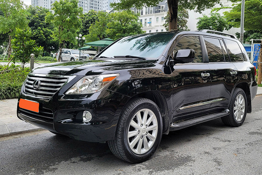  Lexus LX 570 hạng sang cỡ lớn được khá nhiều đại gia ưa chuộng tại Việt Nam. Dòng xe SUV này hội tụ nhiều yếu tố được lòng các đại gia Việt như thương hiệu sang trọng, độ bền bỉ cao và giữ giá. Hiện tại, người mua SUV có thể “chạm tay” vào dòng xe sang này với giá khoảng 2 – 2,5 tỷ đồng tùy thuộc vào đời xe và độ chất.