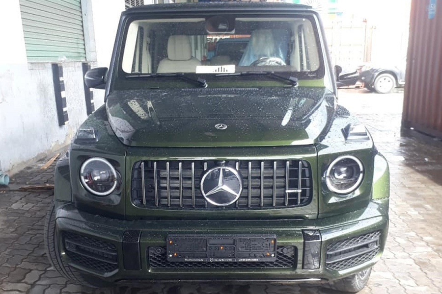 Chưa khi nào dòng xe Mercedes-Benz G-Class tại Việt Nam lại được ưa chuộng nhiều đến vậy khi hãng xe sang đến từ Đức cho ra mắt G-Class W463, thế hệ thứ hai mang tên gọi  Mercedes-AMG G63 hoàn toàn mới nhưng kiểu dáng thì vẫn giữ nguyên so với mẫu xe đầu tiên ra mắt cách đây 42 năm về trước.