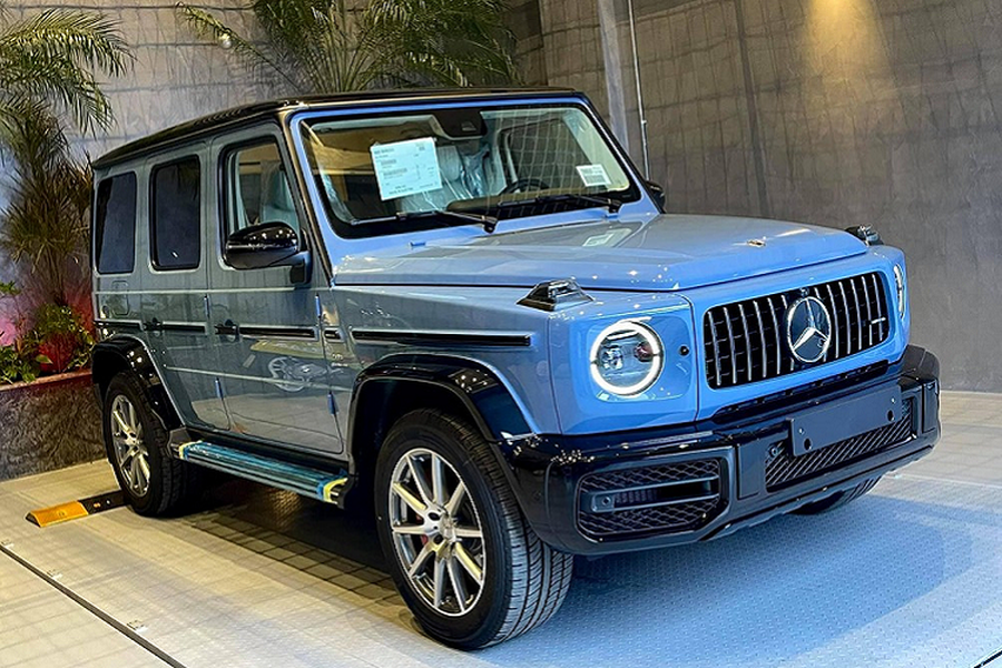 Dòng xe Mercedes-AMG G63 thế hệ mới đã có hơn 100 chiếc được mang về nước nhưng hiện chỉ có 2 xe mang cùng bộ áo China Blue, 1 trong những bộ áo có thời gian tùy chọn rất ngắn để các khách hàng mua xe Mercedes-AMG G63 được sở hữu. Hai chiếc xe  Mercedes-AMG G63 màu China Blue tại thị trường Việt Nam đều có lý lịch khá khác nhau.