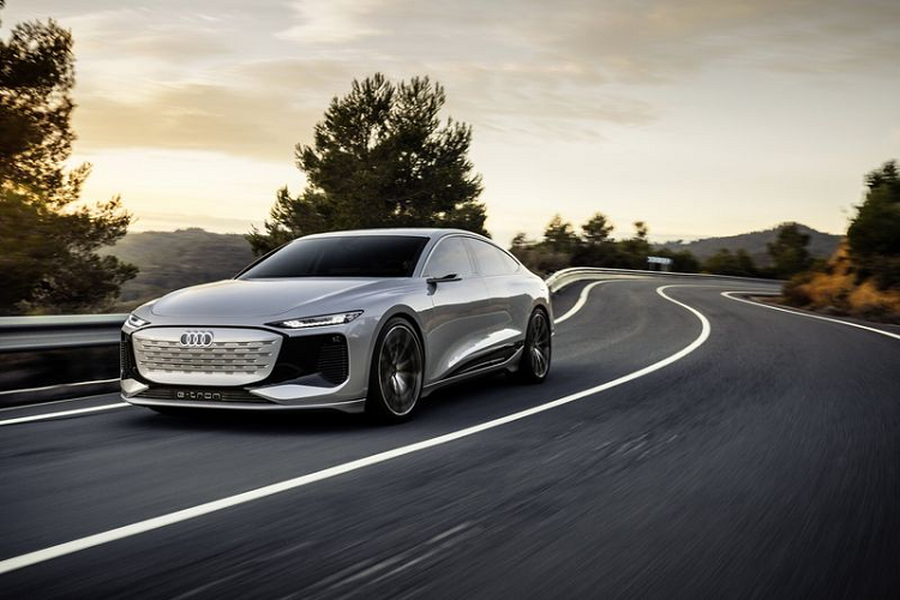 Mới đây, Audi đã chia sẻ thêm về mẫu concept A6 E-Tron, theo đó, phiên bản sản xuất của  Audi A6 E-Tron 2022 mới sẽ được lên dây chuyền lắp ráp vào năm 2023. Hãng xe Đức cho biết thiết kế thân xe của A6 E-Tron là sự gợi mở về các mẫu xe thương mại trong tương lai của Audi.