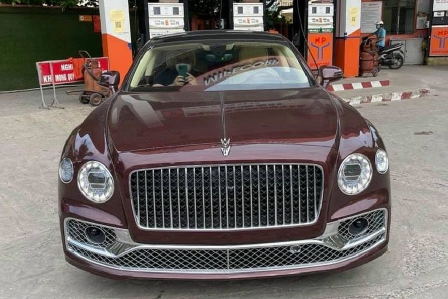 Sức hút của dòng xe siêu sang  Bentley Flying Spur thế hệ thứ 3 tại dViệt Nam là điều không cần phải bàn cãi, khi đã có hơn 40 chiếc xe Bentley Flying Spur thế hệ mới được mang về nước theo diện nhập khẩu chính hãng lẫn tư nhân với mức giá không dưới 20 tỷ đồng.