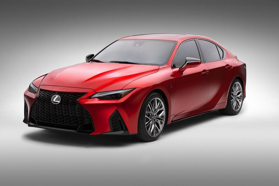 Mức  giá xe Lexus IS 500 Premium F Sport Performance 2022 bán ra từ 61.000 USD (khoảng 1,39 tỷ đồng), xe được trang bị hệ thống âm thanh vòm cao cấp Mark Levinson 17 loa, hệ thống định vị, camera quan sát toàn cảnh, đèn pha LED ba chùm và tấm chắn nắng chỉnh điện phía sau.