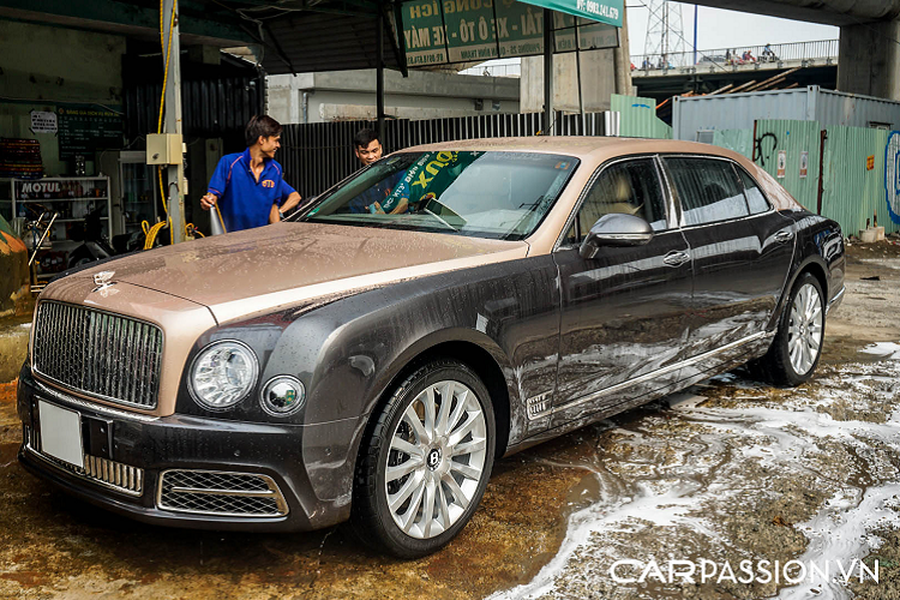 Việc khai tử  Bentley Mulsanne siêu sang khiến cho đông đảo người hâm mộ trên toàn thế giới không khỏi tiếc nuối, bởi lẽ đây là mẫu xe có diện mạo ấn tượng, khoang nội thất được làm thủ công và khối động cơ đầy mạnh mẽ. Tại thị trường Việt Nam, Mulsanne là cái tên khá quen thuộc với những người yêu xe trong nước với số lượng lớn được các doanh nghiệp tư nhân và đại lý chính hãng mang về.