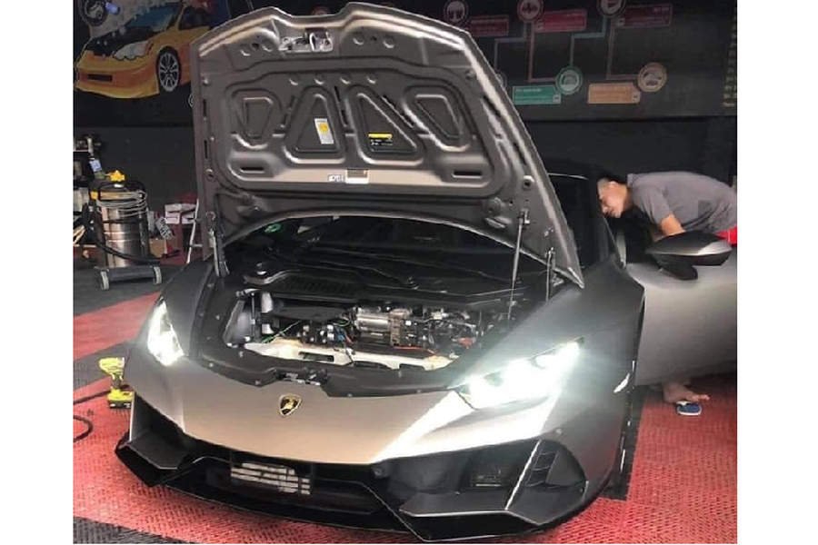 Trong tuần vừa qua, đã có hai siêu xe "khủng" về đến Hà Nội - đó là siêu phẩm hypercar McLaren Elva đã được nhìn thấy nằm trên xe chuyên dụng và được trùm bạt để vận chuyển về xưởng dịch vụ của Rolls-Royce. Chưa hết, tại một nơi chăm sóc xe ở Hà Nội, giới mê xe còn bắt gặp sự xuất hiện của Lamborghini  Huracan EVO độc nhất Việt Nam hiện tại.