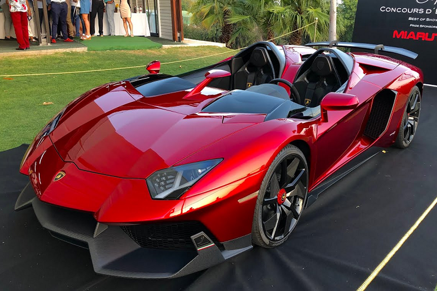  Siêu xe không kính chắn gió đầu tiên phải kể đến là Lamborghini Aventador J ra mắt lần đầu tiên tại triển lãm Geneva Motor Show 2012. Hãng siêu xe Italy chỉ sản xuất 1 chiếc Aventador J, cùng mức giá 2,8 triệu USD.