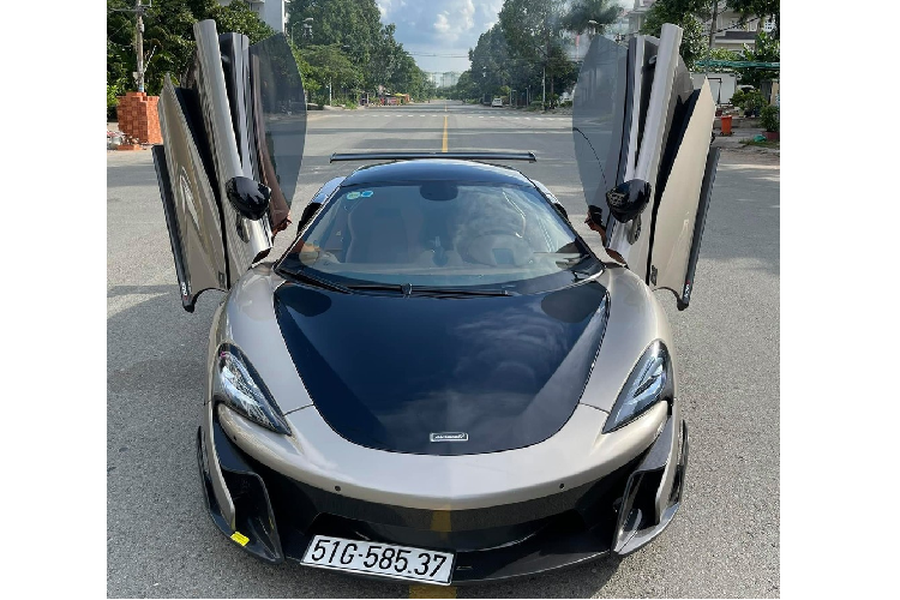 Mới đây, chiếc siêu xe  McLaren 570S tại Việt Nam duy nhất ra biển trắng và đã nộp đầy đủ thuế đã được chào bán trên sàn xe cũ. Chiếc 570S này từng thuộc sở hữu của đại gia chơi xe nổi tiếng Cường Đô la, ngoài ra nó còn qua tay cả dân chơi Tống Đông Khuê.