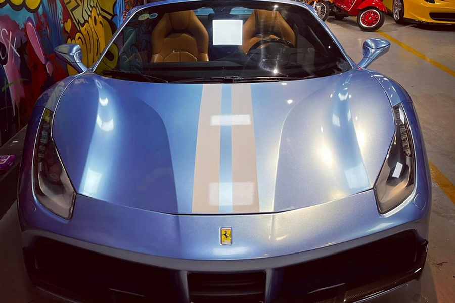 Số lượng dòng siêu xe  Ferrari 488 Spider mui trần tại Việt Nam khá hiếm, chỉ có khoảng ba chiếc. Trong số này, có một xe mang màu đỏ, chiếc thì sở hữu bộ áo xanh dương và Ferrari 488 Spider còn lại mang màu trắng rất thời trang.