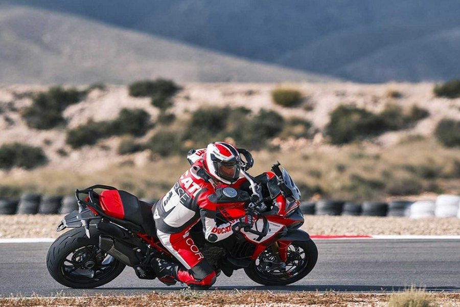 Vừa qua, tập 3 của chuỗi sự kiện Ducati World Première 2022 đã diễn ra vào ngày 28/10 chính thức giới thiệu phiên bản đặc biệt Pikes Peak cho mẫu Adventure Sport  Ducati Multistrada V4 hoàn toàn mới. Theo Ducati, chiếc Multistrada V4 Pikes Peak là sản phẩm nhắm đến các tay lái mong muốn chinh phục đường đèo núi hoặc trường đua.