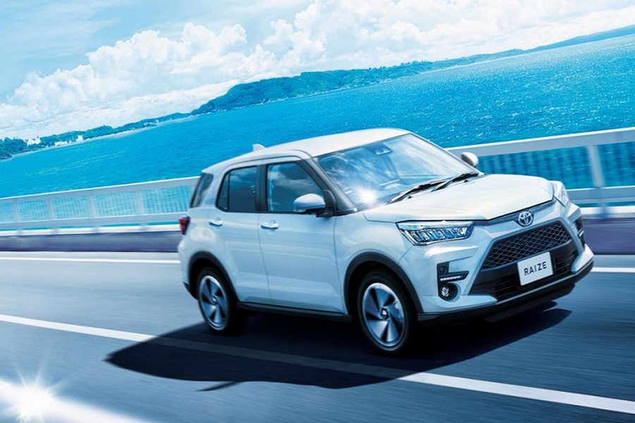 Đúng như tin đồn từ trước đó, hãng Toyota đã quyết định bổ sung phiên bản hybrid hoàn toàn mới cho 2 mẫu SUV đô thị nhỏ xinh của mình là Raize và Daihatsu Rocky ở thị trường quê nhà Nhật Bản. Được gọi bằng cái tên e-Smart, hệ truyền động  hybrid cho Toyota Raize và Daihatsu Rocky 2022 tại Nhật Bản dùng máy xăng 3 xi-lanh, hút khí tự nhiên, dung tích 1.2L mới phát triển.