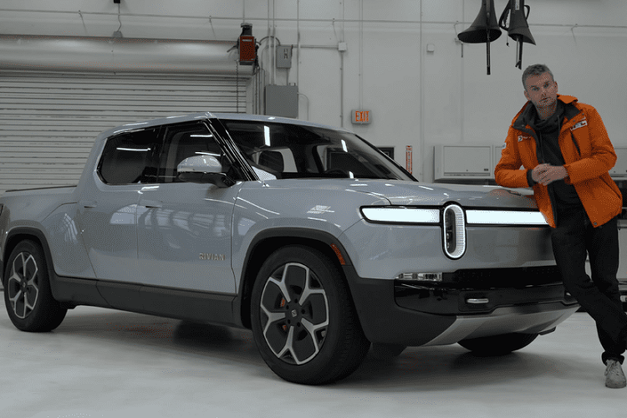  Rivian R1T hoàn toàn mới hiện đang là mẫu xe bán tải điện được chú ý nhất lúc này, bởi nó đã chính thức lăn bánh khỏi dây chuyền sản xuất và đang là trọng tâm của nhiều video đánh giá, và “Edmunds” là một ví dụ. Trong video đánh giá của mình, chuyên gia ở “Edmunds” đã thực hiện một vài bài thử nghiệm thú vị để giúp khán giả hiểu rõ hơn về sức mạnh của mẫu bán tải điện này.