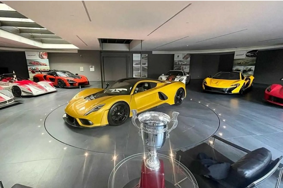 Chiếc  Hennessey Venom F5 đầu tiên có màu sơn ngoại thất Mojave Gold tương tự như nguyên mẫu từng ra mắt tại sự kiện SEMA 2017. Từ những hình ảnh được chia sẻ, có thể thấy Hennessey Venom F5 hiện đã “yên vị” tại một căn gara với đầy những siêu phẩm như McLaren P1, Ferrari LaFerrari, Porsche 918 Spyder hay McLaren Senna.