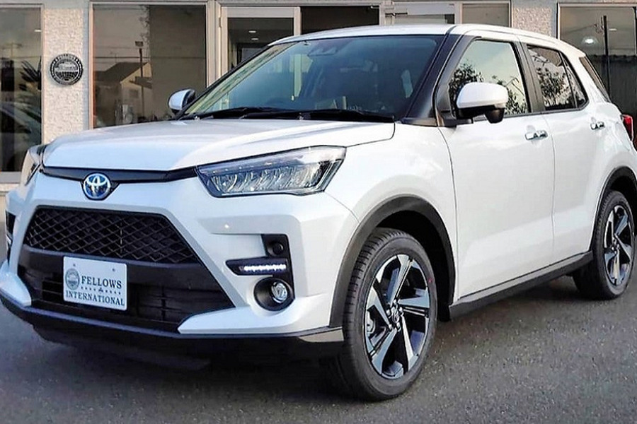 Vào hồi đầu tháng 11/2021 vừa qua, hãng Toyota đã công bố thông tin và hình ảnh chính thức của Raize phiên bản Hybrid mới ở thị trường Nhật Bản. Đến nay,  Toyota Raize Hybrid 2022 mới đã xuất hiện tại đại lý. Nhờ đó, chúng ta có thể ngắm hình ảnh "bằng xương, bằng thịt" của Toyota Raize Hybrid mới.