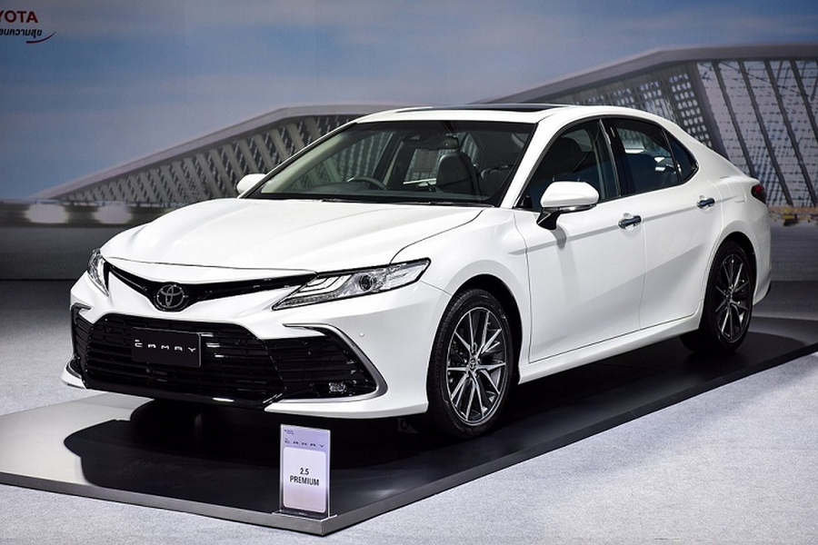 Chỉ vài ngày sau khi lô  Toyota Camry 2022 mới đầu tiên được đưa về nước ta, mới đây Toyota Việt Nam đã chính thức xác nhận ngày ra mắt phiên bản mới của mẫu sedan hạng D ăn khách này. Theo đó, Camry mới sẽ được ra mắt trực tuyến vào 10h sáng ngày 17/12/2021 tới đây. 