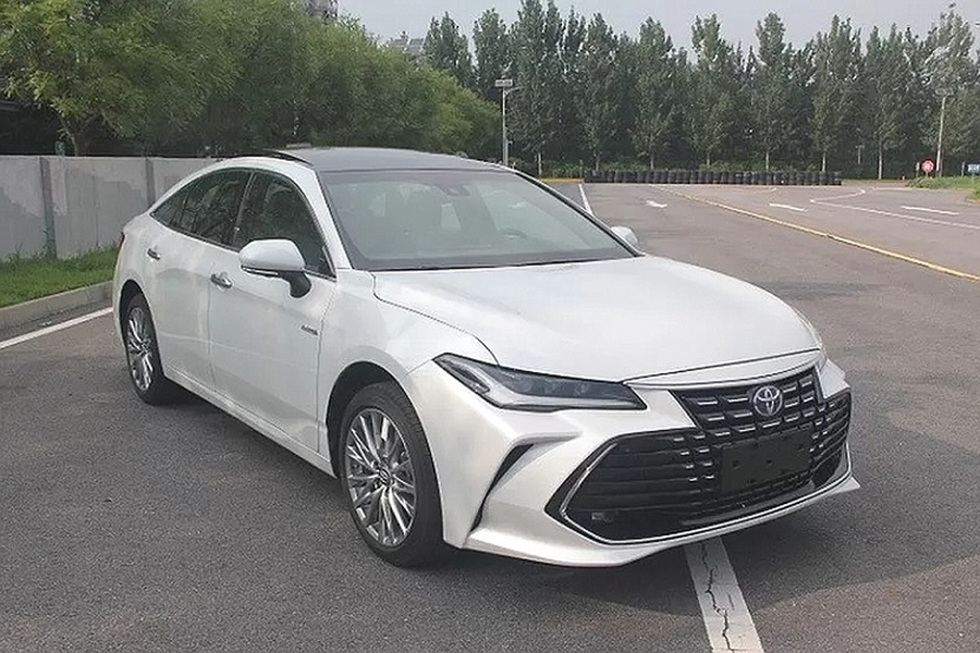 Vào hồi tháng 8 năm nay, trong làng xe thế giới đã xuất hiện tin đồn về việc Toyota Avalon sẽ bị "khai tử" ở thị trường Mỹ sau năm 2022. Tuy nhiên, ở những thị trường ngoài Mỹ, mẫu sedan cao cấp hơn Toyota Camry này có lẽ sẽ tiếp tục được phân phối. Trung Quốc là một ví dụ điển hình. Những hình ảnh rò rỉ của  Toyota Avalon 2022 mới dành cho thị trường Trung Quốc đã chứng tỏ điều đó.