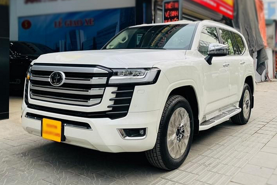 Được đưa về Việt Nam vào giữa tháng 9 vừa qua,  Toyota Land Cruiser 2022 đặc biệt nhập Trung Đông, phiên bản VX kỷ niệm 70 năm (70th Anniversary) đang được đại lý tư nhân ở Hà Nội chào bán với giá hơn 6 tỷ đồng.