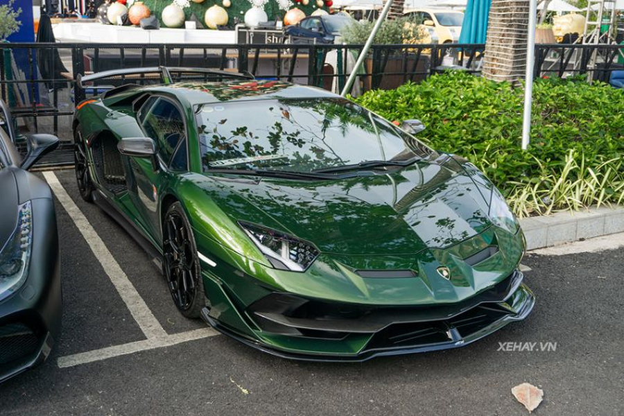 Đây chính là siêu phẩm  Lamborghini Aventador SVJ thứ 3 tại Việt Nam, xe sở hữu nước sơn xanh lá Verde Ermes "kịch độc", tạo hiệu ứng độc đáo dưới ánh sáng.