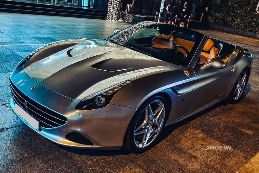  Ferrari California T hàng hiếm trong bài từng định cư ở Hà Nội và được sơn đổi sang màu tím khói ánh hồng đầy mộng mơ, sau đó thì xe ở ẩn khá lâu và lại được đổi sang màu vàng và hiện tại là màu bạc như hình.