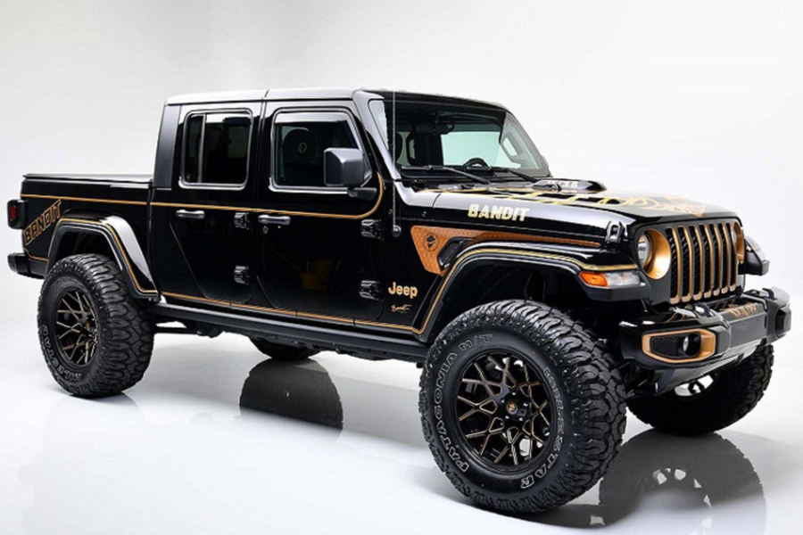 Hiện có rất ít thông tin chi tiết về chiếc  Jeep Gladiator đặc biệt này, nhưng nó được cho là có số thứ tự 10 thuộc phiên bản đặc biệt Bandit Outlaw Edition. Rất rõ ràng là chiếc Jeep Gladiator này lấy cảm hứng thiết kế từ mẫu xe cơ bắp Mỹ Pontiac Trans Am.