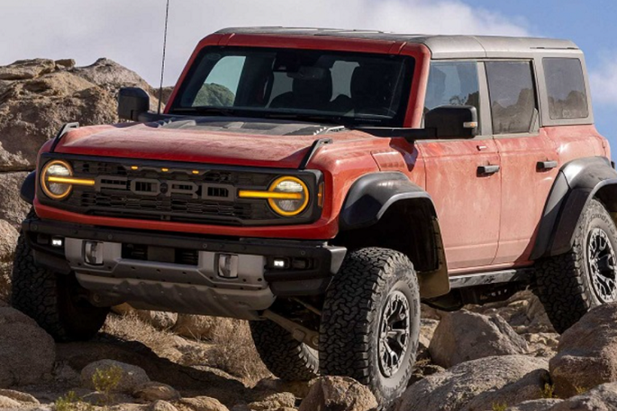  Ford Bronco Raptor thế hệ mới được phát triển trên nền tảng khung gầm nâng cấp với hệ thống treo có hành trình dài hơn giúp tăng cường khoảng sáng gầm xe. Điều đáng nói là dù mang đến khả năng off-road vượt trội hơn nhưng Bronco Raptor vẫn giữ lại các tính năng và trang bị như phiên bản thông thường nhằm đảm bảo độ tiện nghi khi vận hành hàng ngày.