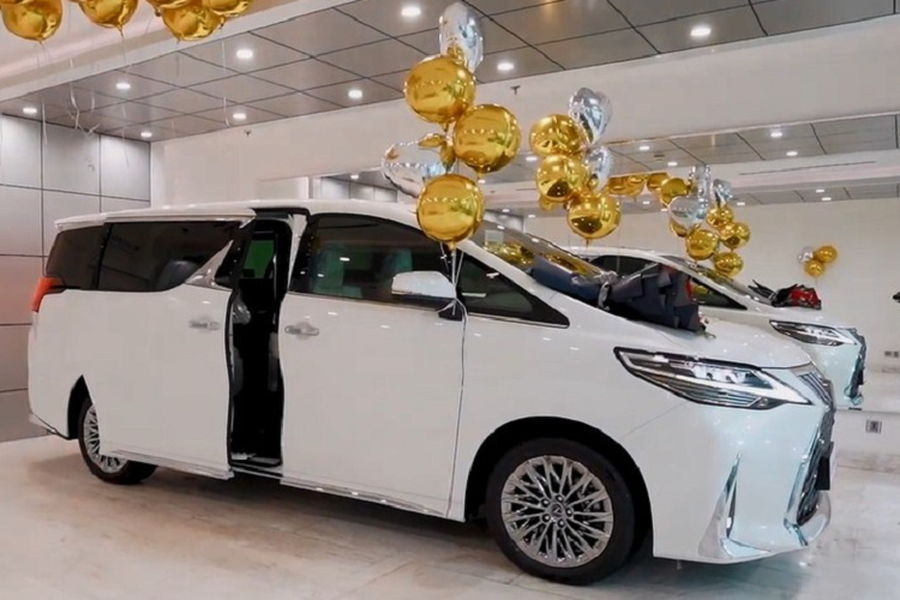 Mới đây, thông tin về việc con trai lớn của doanh nhân Đỗ Quang Hiển là ông  Đỗ Quang Vinh tậu Lexus LM đã thu hút rất nhiều sự quan tâm của cộng đồng mạng. Lý do, cậu cả nhà bầu Hiển trong 3 năm qua có niềm đam mê khá lớn với xe ôtô khi tậu Lamborghini Urus, Mercedes-Maybach S-Class và nhiều chiếc xe hàng độc khác.