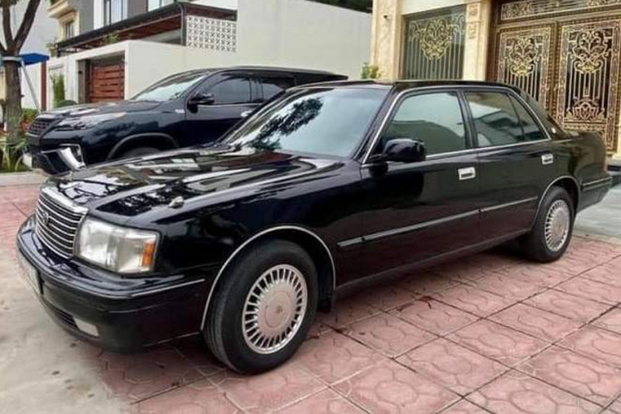 Lý do giúp chiếc  Toyota Crown Royal Saloon đời 1998 này có giá bán cao hơn hẳn nằm ở việc chủ nhân mới ở Quảng Ninh đã bốc được biển 14A-444.44. Đặc biệt, theo thông tin rao bán, chiếc Crown đời này đã từng phục vụ cho Bộ Ngoại Giao trước khi được thanh lý.