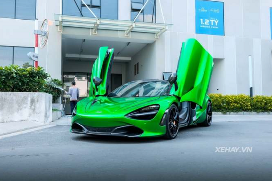 Có lẽ bước sang năm mới nên chủ của chiếc  McLaren 720S Spider màu đen Borealis cũng muốn làm mới cho "xế yêu" của mình. Siêu xe Anh Quốc đã được dán decal màu xanh lá bắt mắt, trái ngược hẳn với tông đen huyền bí nguyên bản.