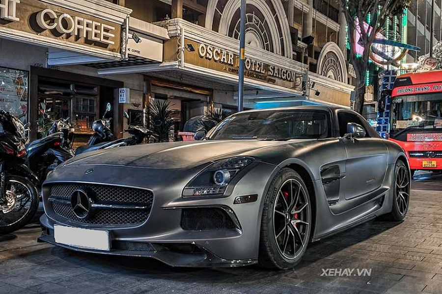 Trong bài là chiếc  Mercedes-AMG SLS thứ 5 về Việt Nam, ban đầu xe có ngoại thất màu trắng khá đơn điệu nhưng hiện đã được đổi sang màu xám nhám bằng phương pháp dán decal quen thuộc.