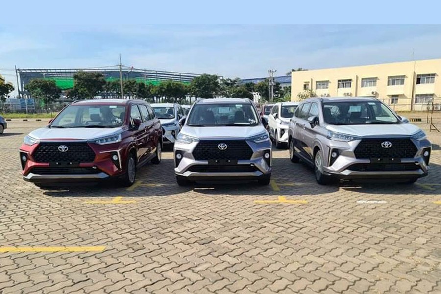 Theo hình ảnh mới được đăng tải rộng rãi trên mạng xã hội, lô hàng  Toyota Veloz Cross đã về Việt Nam. Hiện tại, các đại lý đang mở cọc mẫu xe này với 2 phiên bản là Veloz Cross thường và Veloz Cross Top cùng giá bán dự kiến trong khoảng 600 – 700 triệu đồng.