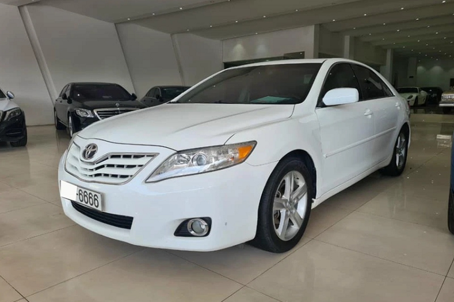 Bên cạnh đó, chiếc  Toyota Camry đời 2009 mang biển số Đồng Nai còn sở hữu màu sơn trắng - trên thị trường xe cũ không dễ tìm thấy một chiếc Camry 2009 màu trắng như vậy, chủ yếu đều là màu đen.