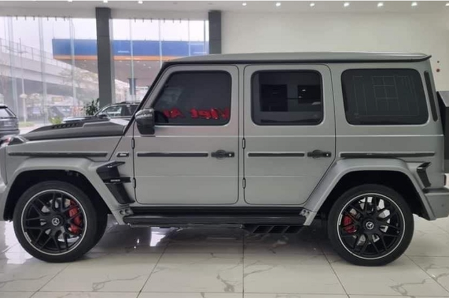 Gói độ Brabus G800 của chiếc  Mercedes-AMG G63 hơn 10 tỷ này bao gồm nắp ca-pô tích hợp 3 hốc gió hầm hố, ốp đèn phụ trợ trên nóc, ốp viền bên hông bao gồm cả tay nắm cửa và cả nắp ốp bánh dự phòng. Tất cả các chi tiết này đều được làm bằng sợi carbon trần độc đáo.