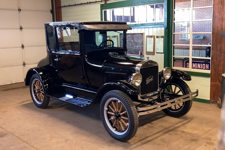 Được chế tạo từ năm 1908-1927,  Ford Model T cổ điển thường được coi là mẫu xe ô tô giá cả phải chăng đầu tiên trên thế giới. Với 15 triệu chiếc được bán ra trong gần 20 năm, nó vẫn nằm trong số những mẫu xe bán chạy nhất thế giới. Nói ngắn gọn, "Tin Lizzie" là một biểu tượng thực thụ của ngành ô tô.