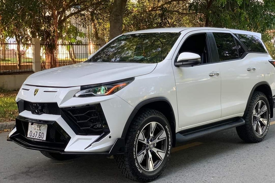 Hình ảnh một chiếc  Toyota Fortuner độ Lamborghini Urus đang trở thành đề tài gây xôn xao trên mạng xã hội. Về tổng thể, sau nâng cấp, chiếc SUV phổ thông đã được "lột xác" với phong cách "học theo" bản độ Lamborghini Urus Venatus (từ Mansory).