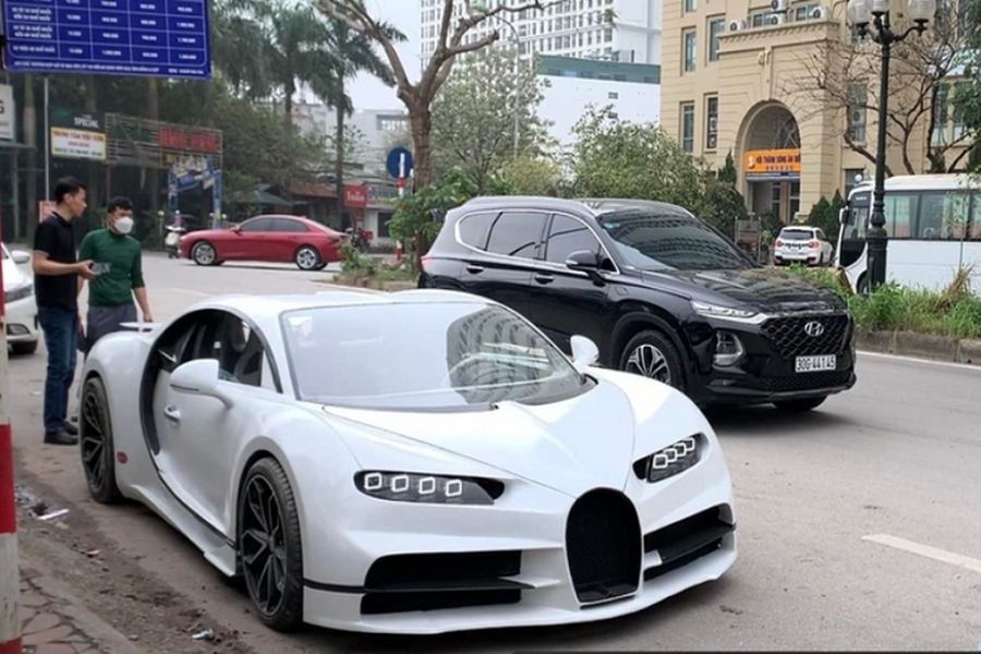 Để làm chỉn chu nội thất của chiếc  Bugatti Chiron tự chế, nhóm Nhết TV đã đem xe tới một xưởng chuyên làm nội thất ô tô tại Hà Nội và nêu ý tưởng về việc muốn bọc da, ốp vân carbon, ốp nhôm và làm lại vô-lăng mới cho xe.