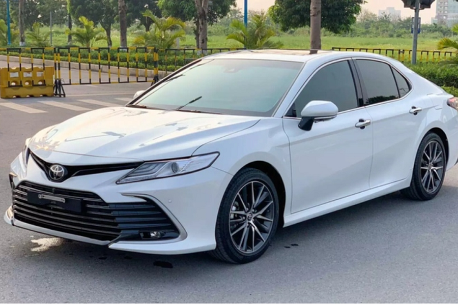 Một chiếc  Toyota Camry 2022 bản 2.5Q hiện có giá bán niêm yết 1,349 tỷ đồng, lăn bánh sẽ rơi vào khoảng 1,5 tỷ đồng nếu ở khu vực Hà Nội và TP. Hồ Chí Minh, như vậy, nếu mua được chiếc Camry "siêu lướt" trong bài thì người mua cũng sẽ tiết kiệm được một khoản.