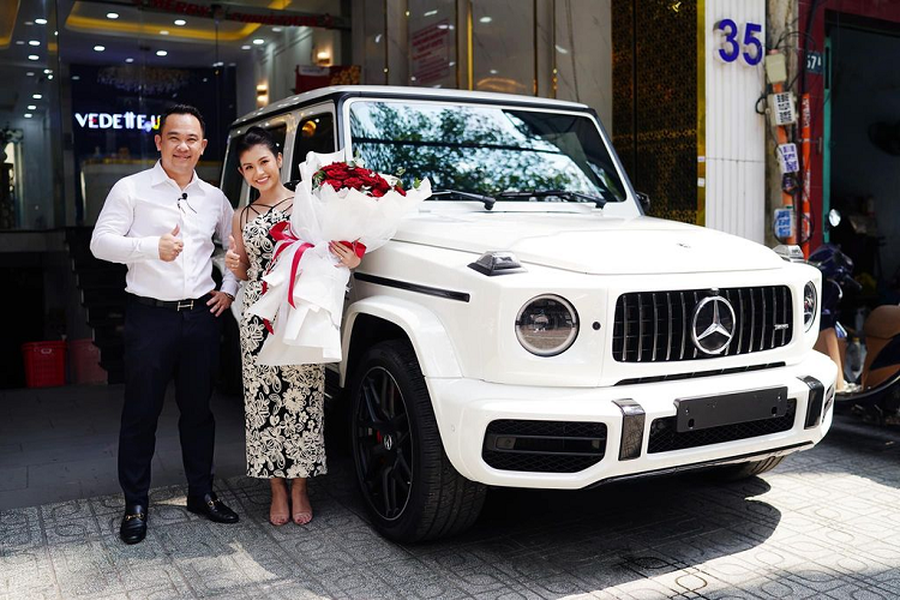 Mới đây, Saler Mercedes đã đăng tải lên kênh Youtube của mình clip bàn giao xe cho một nữ đại gia sinh năm 1994. Chiếc xe mà vị khách này đặt hàng chính là chiếc  Mercedes G63 đình đám tại Việt Nam hiện nay, không những vậy phiên bản mà cô mua còn là phiên bản đặc biệt kỉ niệm 40 năm ra mắt dòng G-Class của hãng xe sang Mercedes-Benz.