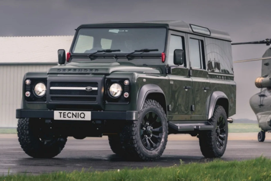 TECNIQ, một chuyên gia kỹ thuật người Anh, vừa trình làng chiếc  Land Rover Defender đặc biệt lấy cảm hứng từ chiếc trực thăng Chinook, chiếc máy bay có thời gian phục vụ lâu nhất mà Không quân Hoàng gia Anh.