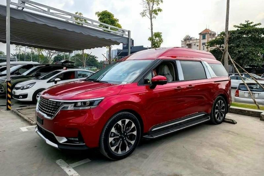 Khách mua  Kia Carnival Royal 2022 tại Việt Nam được đại lý thông báo đặt cọc trước tối thiểu 300 triệu đồng và chờ THACO lắp ráp. So với các trải nghiệm sang trọng mà chiếc xe mang lại, mức giá hơn 2 tỷ được nhận định là vô cùng hấp dẫn. Theo thông tin từ các nhân viên bán hàng, Kia Carnival Royal sẽ có 6 tùy chọn màu sắc, trong đó bao gồm 3 lựa chọn đơn sắc và 3 lựa chọn kết hợp hai màu sơn. 