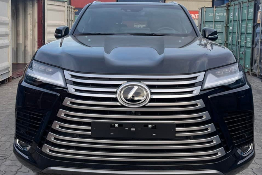 Dòng xe SUV hạng sang  Lexus LX600 2022 mới đang nhận được sự quan tâm rất lớn của giới đại gia trong nước khi được giới thiệu vào tháng 4 vừa qua, nhưng đáng tiếc là lô hàng chính hãng phải đợi đến năm 2024 mới có thể bàn giao đến tay khách hàng. Nắm bắt nhu cầu muốn sở hữu LX600 càng sớm càng tốt, giới nhập xe tư nhân đã đưa về nước ít nhất 2 chiếc xe Lexus LX600 2022 và đều thuộc bản cao cấp nhất.