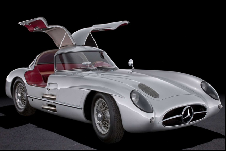 Trên thế giới chỉ có đúng 2 nguyên mẫu  Mercedes-Benz 300 SLR Uhlenhaut Coupe đời 1955, xe được đặt tên theo tên kỹ sư trưởng của Mercedes vào thời điểm đó, Rudolf Uhlenhaut. Theo hãng xe Đức, 300 SLR Uhlenhaut Coupe có tốc độ tối đa gần 300 km/h.